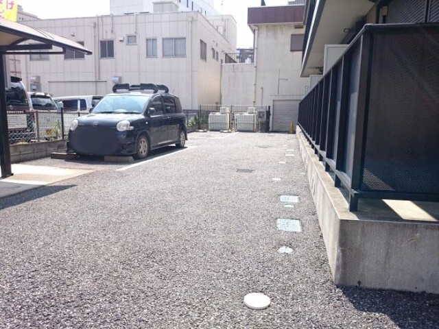 ��ʌ��t�����s�����P���ڂ̃A�p�[�g�̒��ԏ�