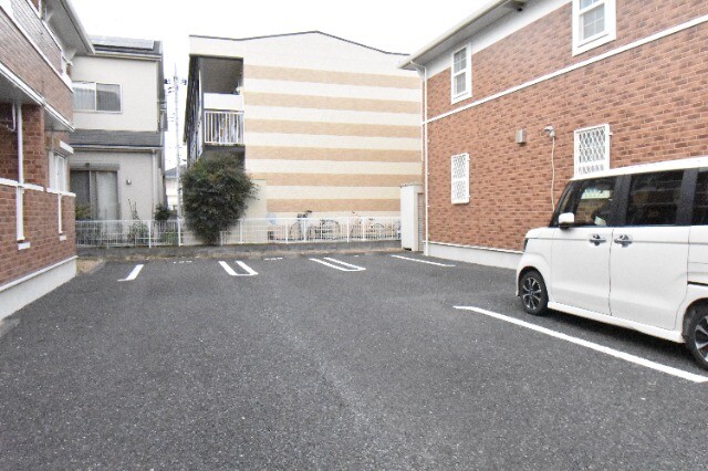 ��ʌ��k�����S�ɓޒ����P���ڂ̃A�p�[�g�̒��ԏ�