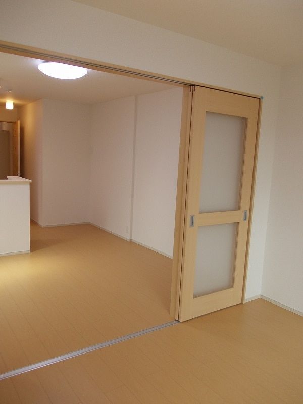 ��ʌ������s�V�P���̃A�p�[�g�̋��ԁE���r���O