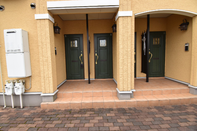 ��ʌ������s�V�P���̃A�p�[�g�̃G���g�����X