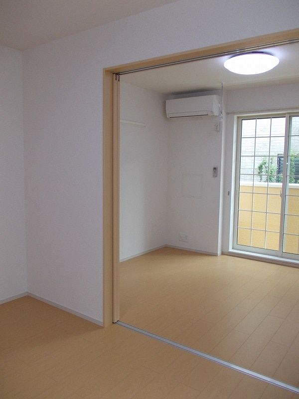 ��ʌ������s�V�P���̃A�p�[�g�̂��̑������E�X�y�[�X