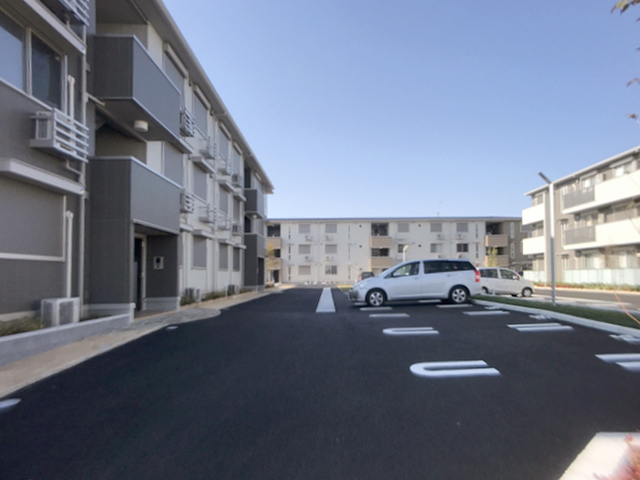 ��ʌ��z�J�s���C�N�^�E���X���ڂ̃A�p�[�g�̒��ԏ�