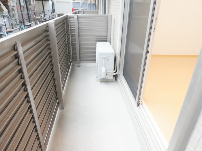 ��ʌ�����s������R���ڂ̃A�p�[�g�̃o���R�j�[