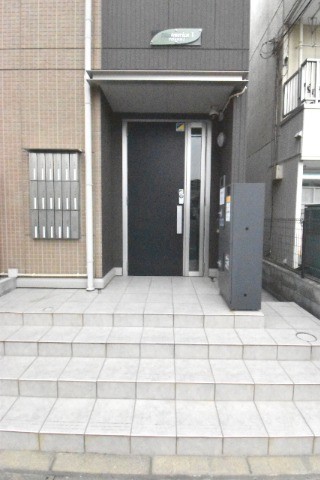 ��ʌ�����s������R���ڂ̃A�p�[�g�̃G���g�����X