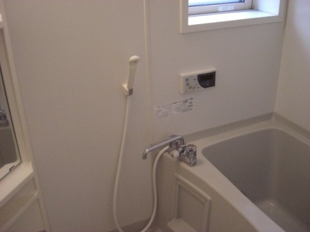 ��ʌ��������܎s���撬�J�R���ڂ̃A�p�[�g�̃o�X