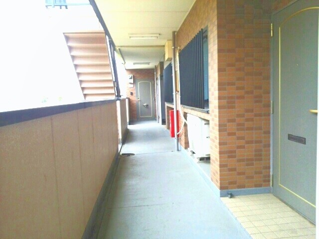 ��ʌ�����s�݉ƒ��̃}���V�����̃G���g�����X