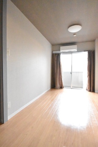 ��ʌ�����s�厚�ؑ]�C�̃}���V�����̋����E���r���O