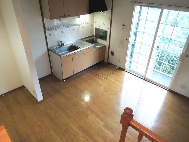 ��ʌ�����s�㕽�����Q���ڂ̃e���X�n�E�X�̋��ԁE���r���O