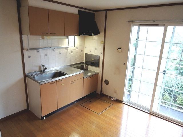 ��ʌ�����s�㕽�����Q���ڂ̃e���X�n�E�X�̃L�b�`��