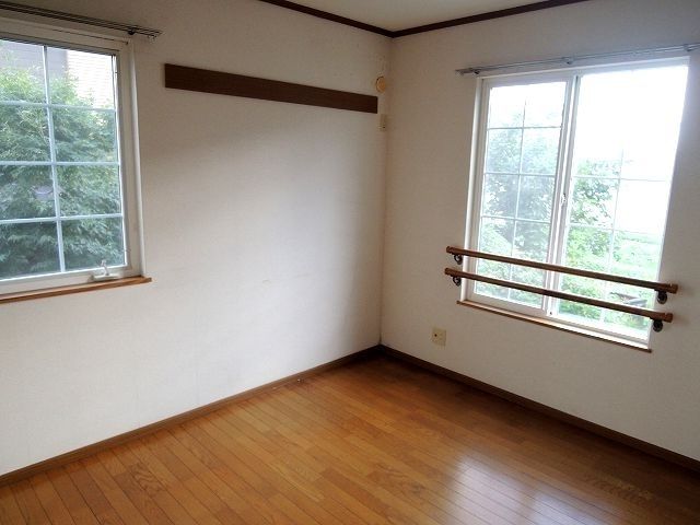 ��ʌ�����s�㕽�����Q���ڂ̃e���X�n�E�X�̂��̑������E�X�y�[�X