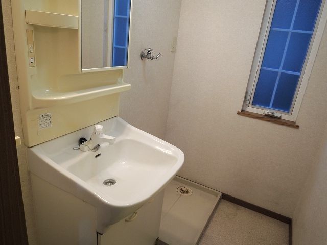 ��ʌ�����s�㕽�����Q���ڂ̃e���X�n�E�X�̐��ʏ�