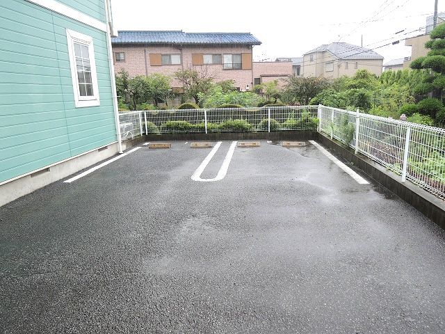 ��ʌ�����s�㕽�����Q���ڂ̃e���X�n�E�X�̒��ԏ�