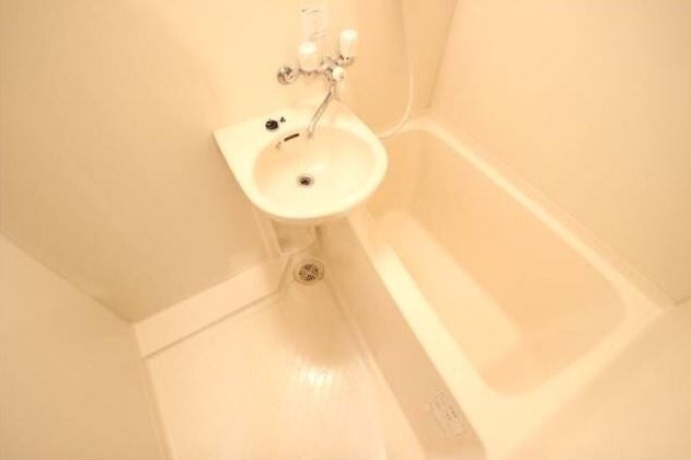 ��ʌ�����s�݉ƒ��̃A�p�[�g�̃o�X