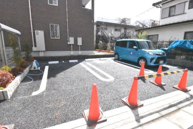 ��ʌ�����s����R���ڂ̃A�p�[�g�̒��ԏ�