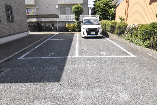 ��ʌ��������܎s�k����i���Q���ڂ̃A�p�[�g�̒��ԏ�