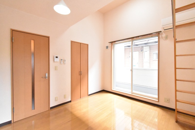 ��ʌ�����s�˒˓��Q���ڂ̃A�p�[�g�̋����E���r���O