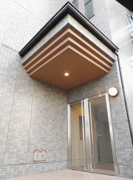 ��ʌ������s���]�R���ڂ̃}���V�����̃G���g�����X