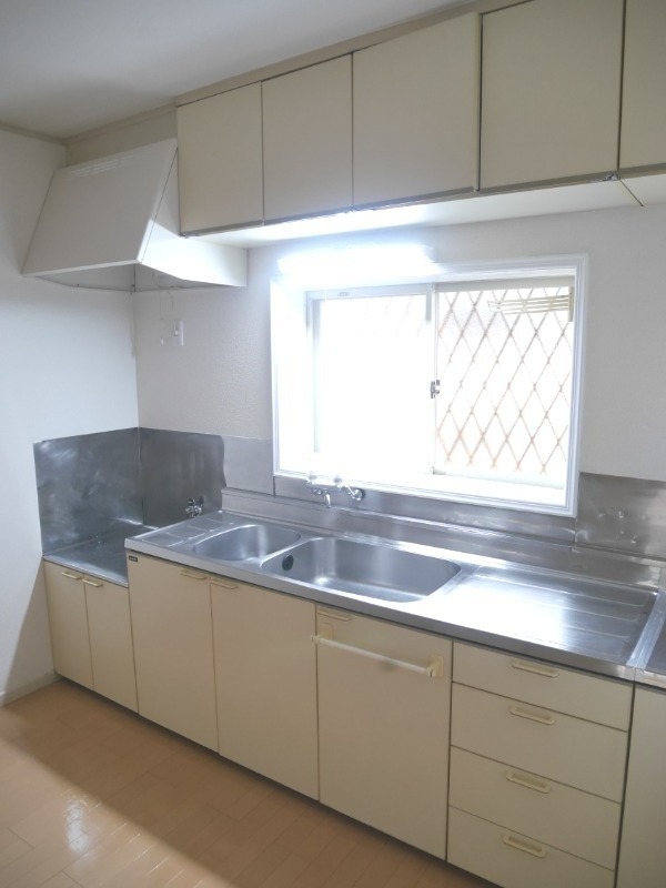 ��ʌ������s���P�O���ڂ̃A�p�[�g�̃L�b�`��