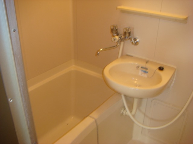 ��ʌ��������܎s�Y�a��̉ƂU���ڂ̃}���V�����̃o�X