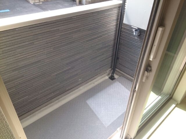 ��ʌ�����s�≺���R���ڂ̃A�p�[�g�̃o���R�j�[