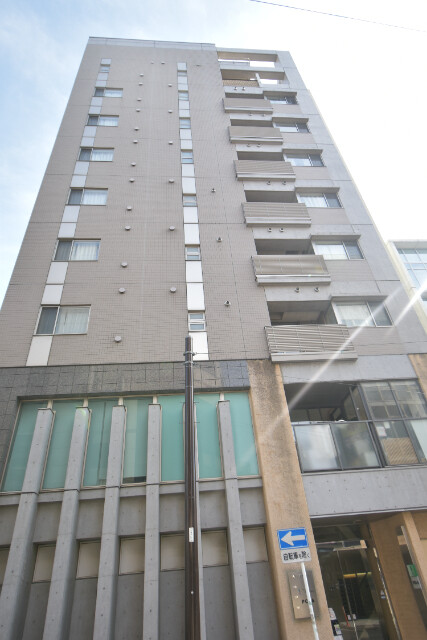 ��ʌ��������܎s��{����ؒ��S����213�̃}���V�����̌����O��