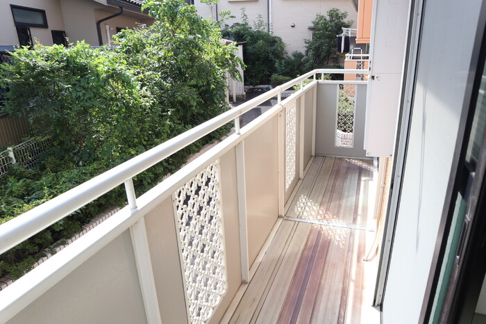 ��ʌ�����s����Q���ڂ̃A�p�[�g�̃o���R�j�[