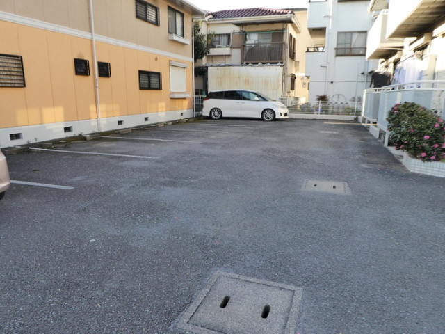 ��ʌ�����s����Q���ڂ̃A�p�[�g�̒��ԏ�