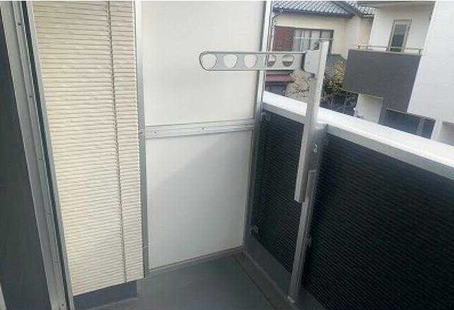 ��ʌ��������܎s�k����i���Q���ڂ̃A�p�[�g�̃o���R�j�[