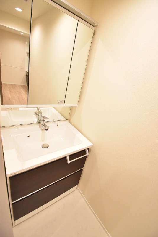 ��ʌ��O���s����c�Q���ڂ̃}���V�����̐��ʏ�