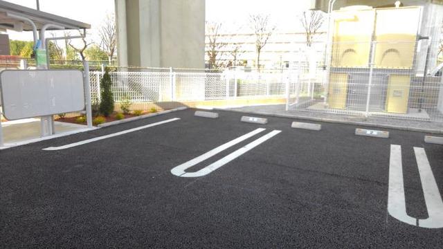 ��ʌ������s���S���ڂ̃A�p�[�g�̒��ԏ�