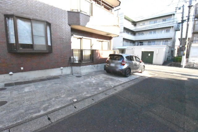 ��ʌ�����s������Q���ڂ̃}���V�����̒��ԏ�