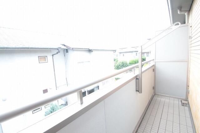 ��ʌ��������܎s�΋摾�c�E�R���ڂ̃e���X�n�E�X�̃o���R�j�[