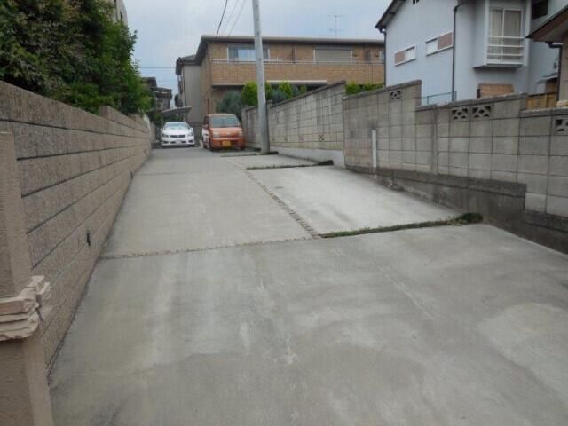 ��ʌ��������܎s�΋摾�c�E�R���ڂ̃e���X�n�E�X�̒��ԏ�