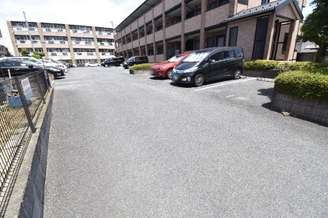 ��ʌ��������܎s��{��O���Q���ڂ̃A�p�[�g�̒��ԏ�