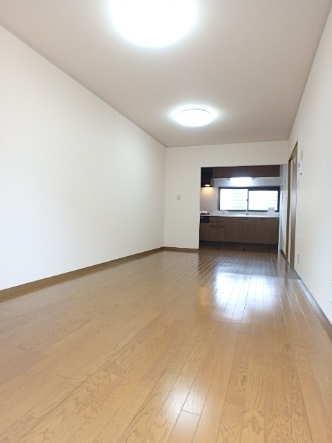 ��ʌ��������܎s�Y�a���؍�T���ڂ̃e���X�n�E�X�̋��ԁE���r���O