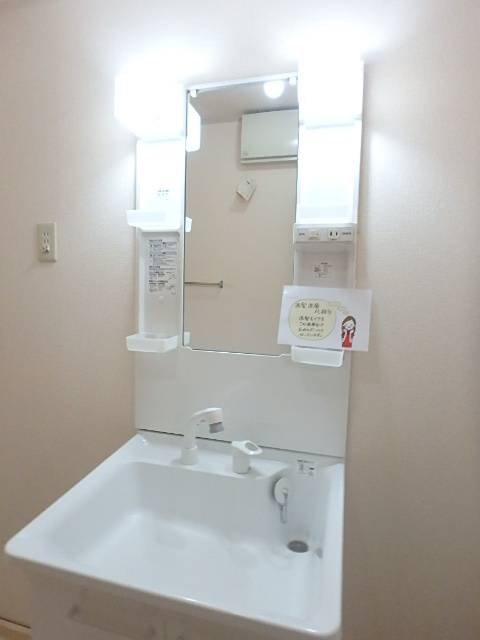 ��ʌ��������܎s�Y�a���؍�T���ڂ̃e���X�n�E�X�̐��ʏ�