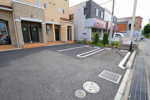 ��ʌ�����s����P���ڂ̃A�p�[�g�̒��ԏ�