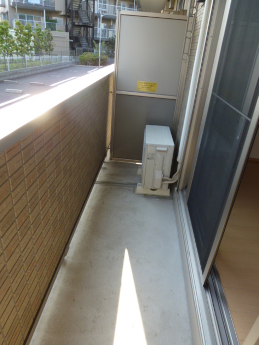 ��ʌ������s���]�U���ڂ̃A�p�[�g�̃o���R�j�[