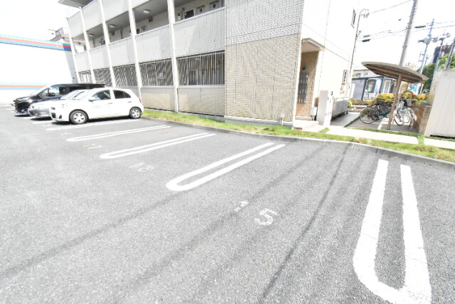 ��ʌ������s���]�U���ڂ̃A�p�[�g�̒��ԏ�