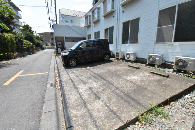 ��ʌ�����s��c�{�̃A�p�[�g�̒��ԏ�