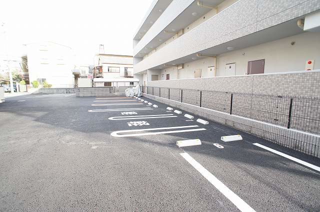 ��ʌ�����s��؂Q���ڂ̃}���V�����̒��ԏ�