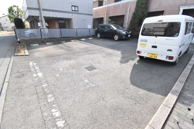 ��ʌ��������܎s�Y�a�搣����Q���ڂ̃A�p�[�g�̒��ԏ�