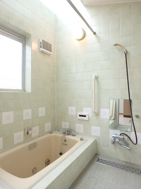 ��ʌ��������܎s��{��V�����Q���ڂ̃A�p�[�g�̃o�X