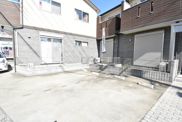 ��ʌ��������܎s����O���T���ڂ̃e���X�n�E�X�̒��ԏ�