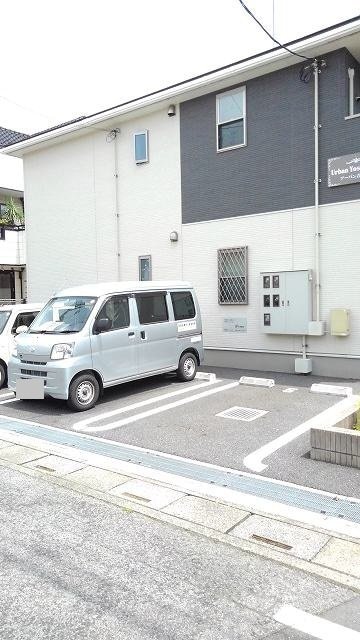 ��ʌ��@�c�s�@�c�Q���ڂ̃A�p�[�g�̒��ԏ�