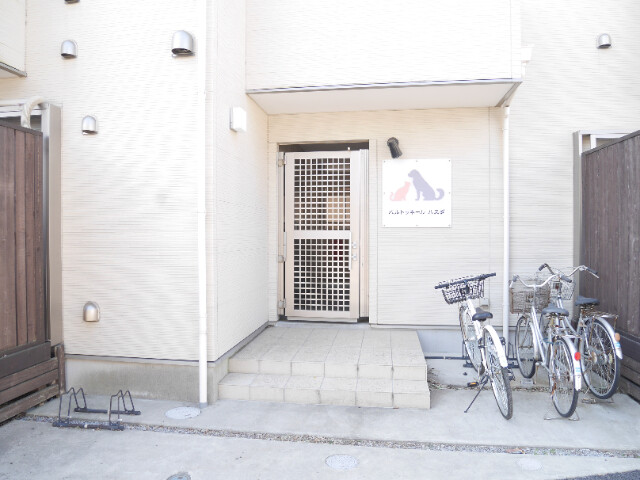 ��ʌ��@�c�s�������̃A�p�[�g�̃G���g�����X