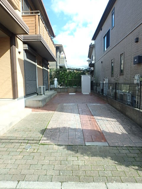 ��ʌ��������܎s��{��O���P���ڂ̃e���X�n�E�X�̒��ԏ�