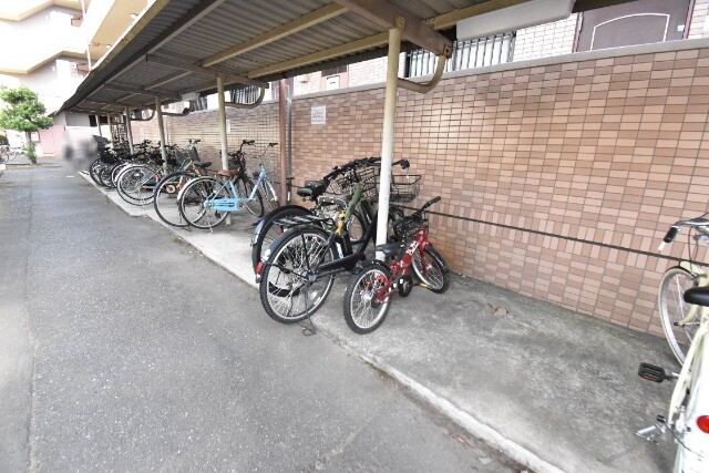 ��ʌ�����s�����P���ڂ̃}���V�����̒��ԏ�