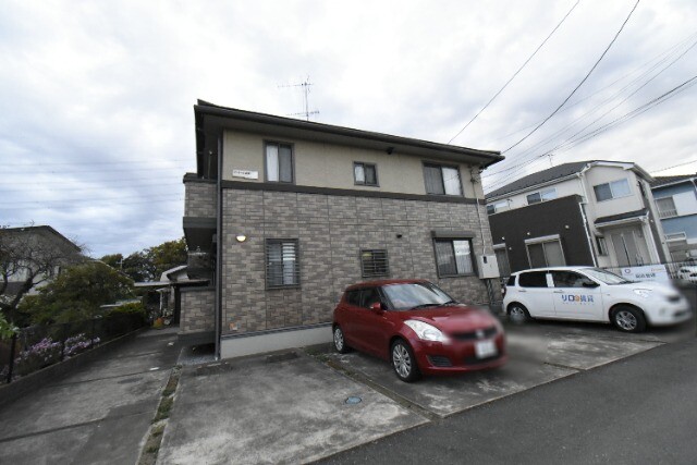 ��ʌ�����s�厚���˂̃A�p�[�g�̒��ԏ�