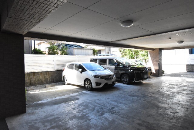 ��ʌ�����s�V�䒬�̃}���V�����̒��ԏ�